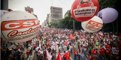 Protesto contra a reforma da Previdência fecha a Paulista