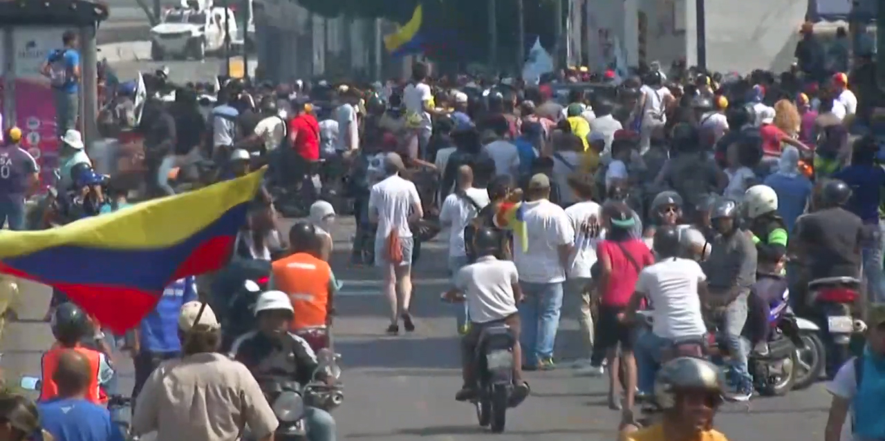 Apoiado por militares dissidentes, Guaidó enfrenta Maduro 