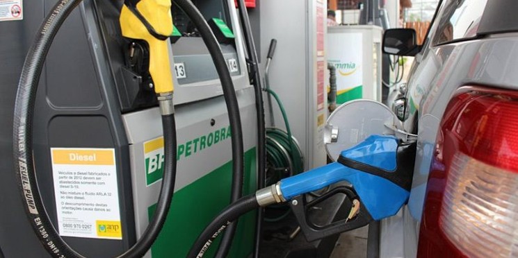 Gasolina, dólar, Selic e os impactos do conflito EUA x Irã 