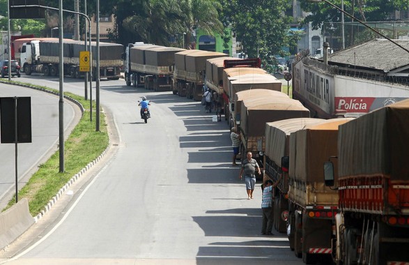 Indústria está disposta a abandonar modal rodoviário, mas reclama das alternativas
