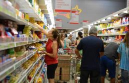 Inflação desacelera e fecha abril em 0,67%, mas alimentos ainda pressionam