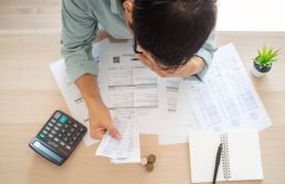 Metade da população adulta está inadimplente, diz estudo
