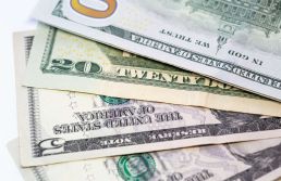 Dólar fecha em estabilidade e Bolsa cai com negociações entre EUA e Irã 