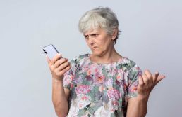 Digitalização de serviços pode provocar isolamento social de idoso