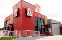 KFC Brasil aposta em drive-thru e projeta alcançar 500 lojas até 2030