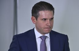 Motta ignora setor produtivo e fecha com governo o fim da 6x1