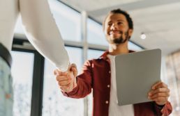  O CLT virou proposta. E o jovem está dizendo não